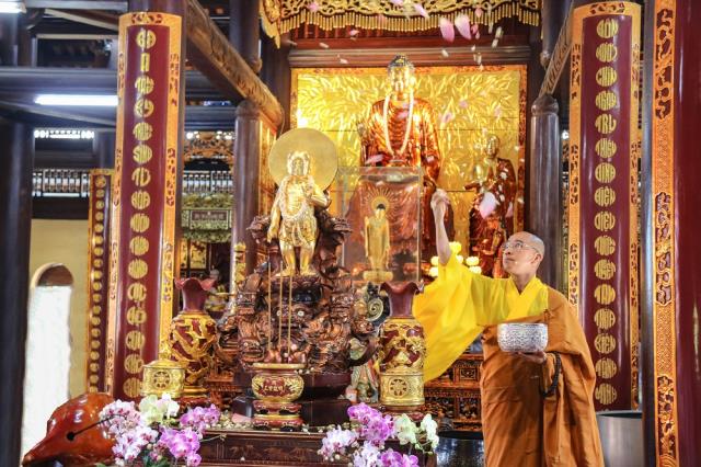 Con đã thấy Thế Tôn trong muôn loài!