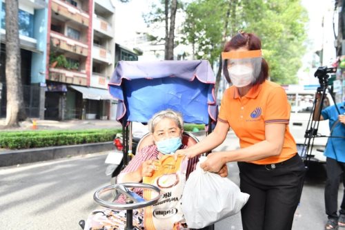 Quỹ ĐPNN Trao Tặng 6 Tấn Khoai Và Gạo Cho Bà Con Có Hoàn Cảnh Khó Khăn Trong Thời Gian Giãn Cách Xã Hội Do Dịch Covid-19
