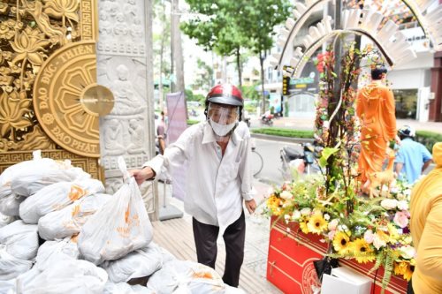 Chùa Giác Ngộ - Quỹ ĐPNN: 05 Tấn Gạo Và 10 Tấn Khoai Tiếp Sức Người Khó Khăn Vượt Qua Đại Dịch Covid-19