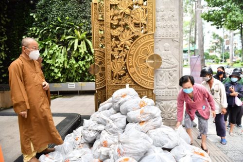 Chùa Giác Ngộ - Quỹ ĐPNN: 05 Tấn Gạo Và 10 Tấn Khoai Tiếp Sức Người Khó Khăn Vượt Qua Đại Dịch Covid-19