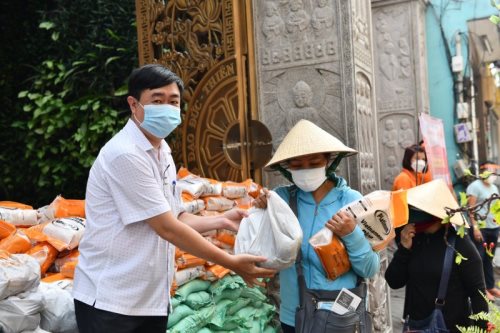 Quỹ ĐPNN Trao Tặng 6 Tấn Khoai Và Gạo Cho Bà Con Có Hoàn Cảnh Khó Khăn Trong Thời Gian Giãn Cách Xã Hội Do Dịch Covid-19