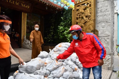 Chùa Giác Ngộ - Quỹ ĐPNN: 05 Tấn Gạo Và 10 Tấn Khoai Tiếp Sức Người Khó Khăn Vượt Qua Đại Dịch Covid-19