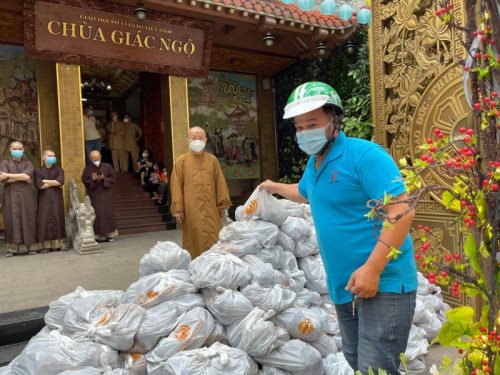 Chùa Giác Ngộ - Quỹ ĐPNN: 05 Tấn Gạo Và 10 Tấn Khoai Tiếp Sức Người Khó Khăn Vượt Qua Đại Dịch Covid-19