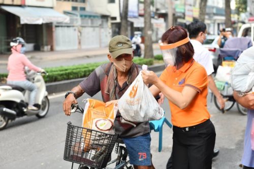 Quỹ ĐPNN Trao Tặng 6 Tấn Khoai Và Gạo Cho Bà Con Có Hoàn Cảnh Khó Khăn Trong Thời Gian Giãn Cách Xã Hội Do Dịch Covid-19