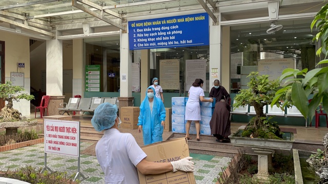 Bắc Giang: Ban Thông Tin Truyền Thông Phật Giáo tỉnh Vĩnh Phúc trao tặng quà cứu trợ cho các tuyến đầu chống dịch tại tỉnh Bắc Giang