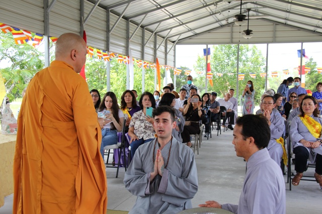 Lễ Đặt Tên, Xuất Gia, Và Cạo Tóc Cho Sư Chú Pháp Thanh Người Mỹ