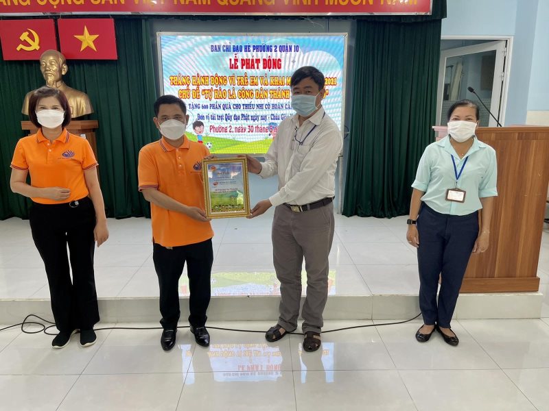 Quỹ Đạo Phật Ngày Nay Trao Tặng 600 Phần Quà Cho Trẻ Em Nhân Ngày Quốc Tế Thiếu Nhi