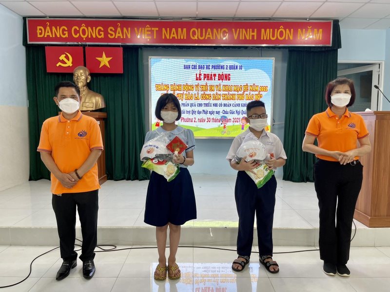 Quỹ Đạo Phật Ngày Nay Trao Tặng 600 Phần Quà Cho Trẻ Em Nhân Ngày Quốc Tế Thiếu Nhi