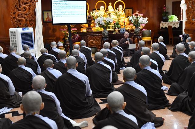 Khóa tu Xuất Gia Gieo Duyên: Giờ học oai nghi của người xuất gia và dược thực chiều