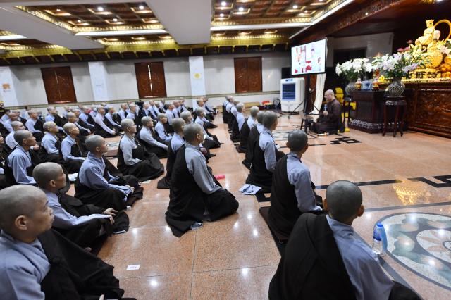 Khóa tu Xuất Gia Gieo Duyên: Giờ học oai nghi của người xuất gia và dược thực chiều