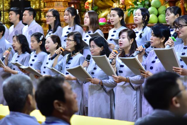 Khóa tu Ngày An Lạc: Khổ đau tan biến qua từng trang Kinh