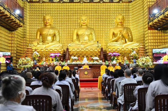 Khóa tu Tuổi Trẻ Hướng Phật: Đừng chịu đựng nỗi khổ quá lâu!