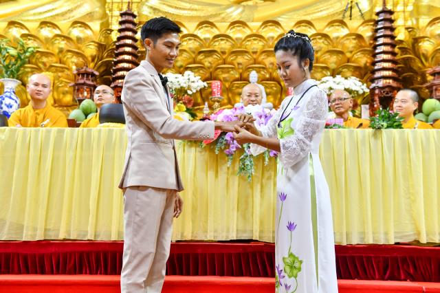 Lễ hằng thuận đôi trước ba ngôi Tam bảo