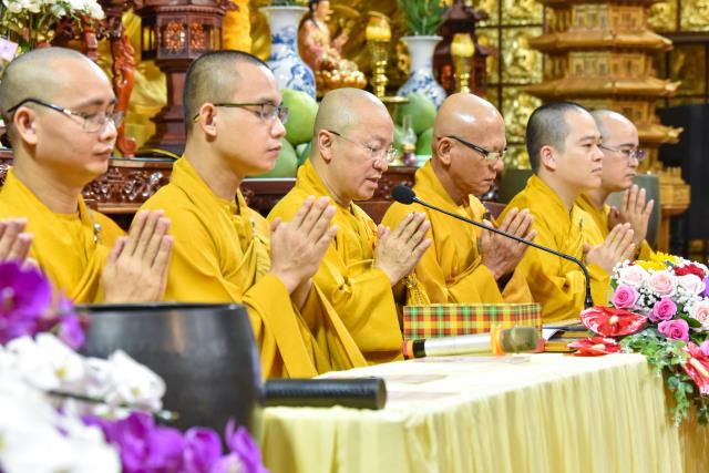 Lễ hằng thuận đôi trước ba ngôi Tam bảo