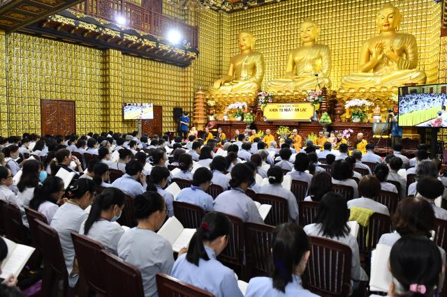 Khóa tu Ngày An Lạc: Khổ đau tan biến qua từng trang Kinh