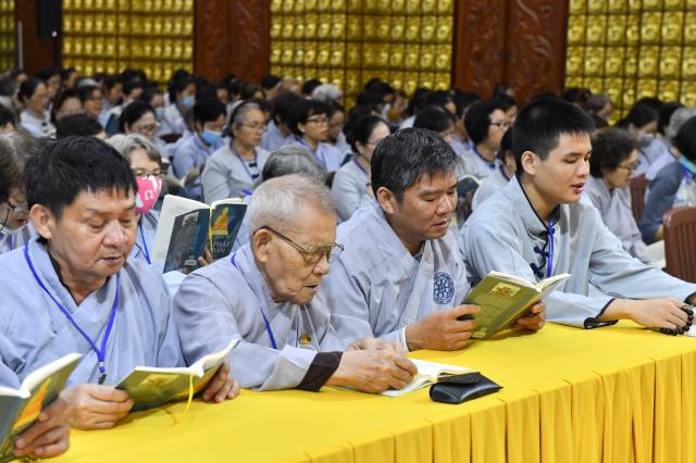 Khóa tu Ngày An Lạc: Khổ đau tan biến qua từng trang Kinh