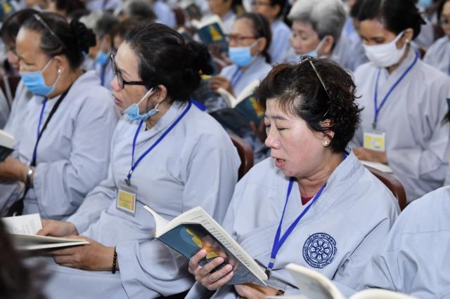 Khóa tu Ngày An Lạc: Khổ đau tan biến qua từng trang Kinh
