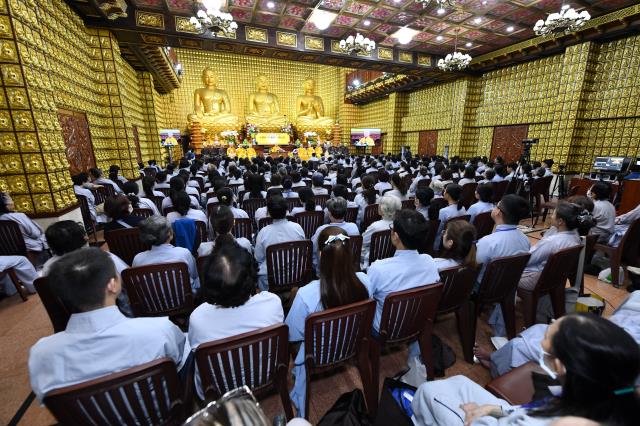 Khóa tu Ngày An Lạc: Khổ đau tan biến qua từng trang Kinh