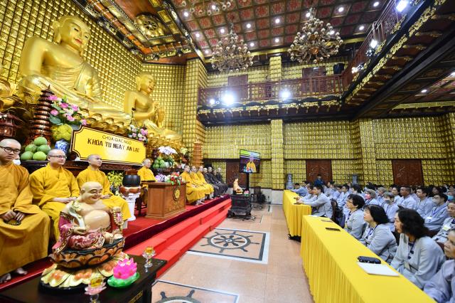 Khóa tu Ngày An Lạc: Khổ đau tan biến qua từng trang Kinh