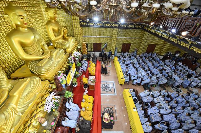 Khóa tu Ngày An Lạc: Khổ đau tan biến qua từng trang Kinh