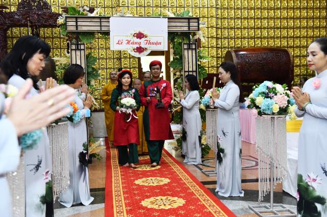 Thắt tình vợ chồng - kết nghĩa phu thê tại điện Phật chùa Giác Ngộ