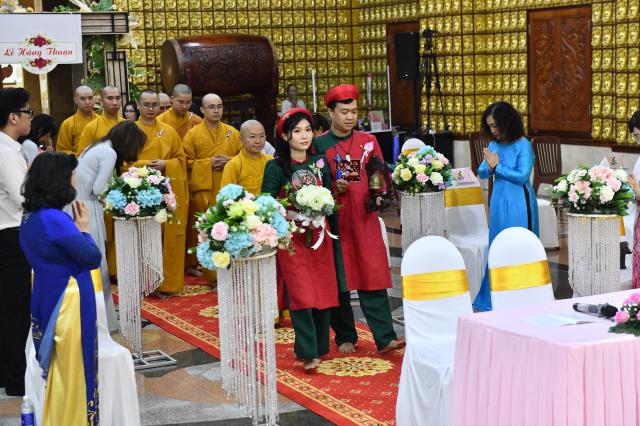 Thắt tình vợ chồng - kết nghĩa phu thê tại điện Phật chùa Giác Ngộ