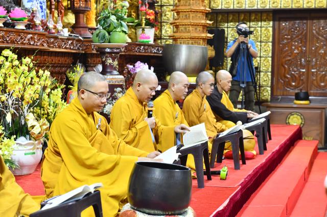 Khóa tu Ngày An Lạc: Đọc Kinh là thắp lên ngọn đuốc “trí tuệ”, giúp vượt qua đoạn đường “vô minh”