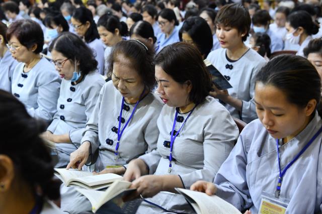 Khóa tu Ngày An Lạc: Đọc Kinh là thắp lên ngọn đuốc “trí tuệ”, giúp vượt qua đoạn đường “vô minh”