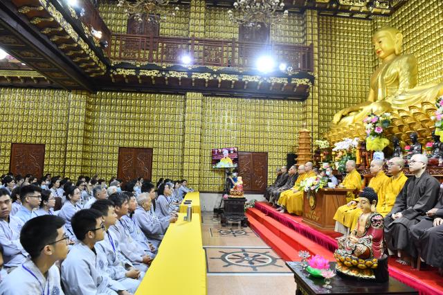 Khóa tu Ngày An Lạc: Đọc Kinh là thắp lên ngọn đuốc “trí tuệ”, giúp vượt qua đoạn đường “vô minh”
