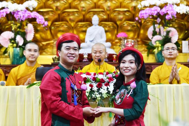 Thắt tình vợ chồng - kết nghĩa phu thê tại điện Phật chùa Giác Ngộ
