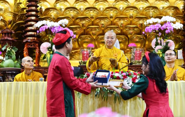 Thắt tình vợ chồng - kết nghĩa phu thê tại điện Phật chùa Giác Ngộ