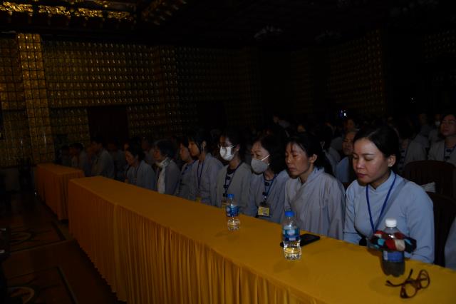 Khóa tu Ngày An Lạc: Đọc Kinh là thắp lên ngọn đuốc “trí tuệ”, giúp vượt qua đoạn đường “vô minh”