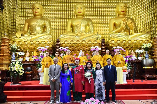 Thắt tình vợ chồng - kết nghĩa phu thê tại điện Phật chùa Giác Ngộ