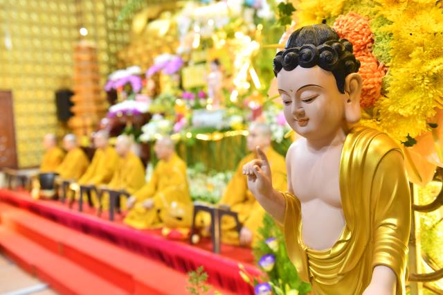 Trang nghiêm Lễ tắm Phật online ngày Rằm tháng Tư