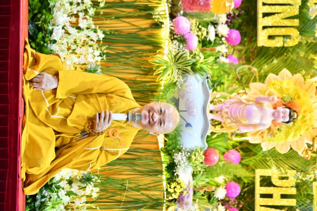 Trang nghiêm Lễ tắm Phật online ngày Rằm tháng Tư