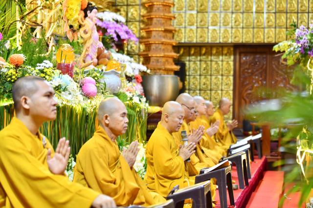 Trang nghiêm Lễ tắm Phật online ngày Rằm tháng Tư