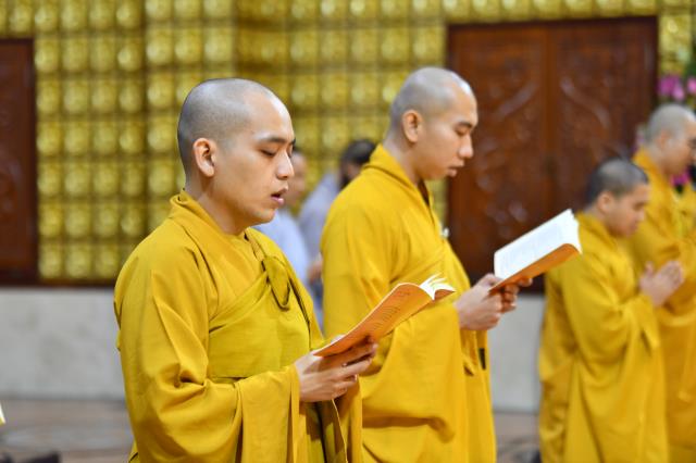 Trang nghiêm Lễ tắm Phật online ngày Rằm tháng Tư