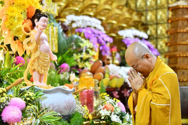 Trang nghiêm Lễ tắm Phật online ngày Rằm tháng Tư