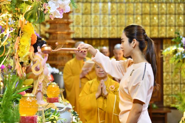 Trang nghiêm Lễ tắm Phật online ngày Rằm tháng Tư