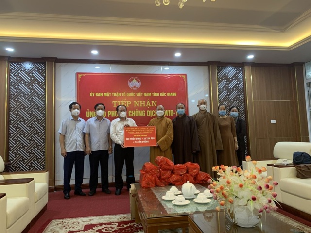Tăng - Ni, Phật tử Chùa Long Hưng hòa mình vào cuộc chiến “đẩy lùi dịch bệnh Covid-19”