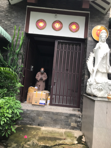 Điều bình thường lại hóa phi thường: Chùa Giác Ngộ hỗ trợ thuốc cho gần 1600 F0 đang điều trị tại nhà