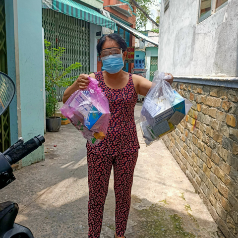 Vì một Sài Gòn chóng khỏe: Chùa Giác Ngộ gửi tặng hơn 450 phần thuốc cho F0 tầng 1 và tầng 2 đang điều trị tại nhà