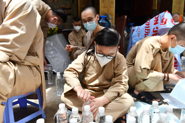 Hình ảnh nhà sư trong mùa COVID