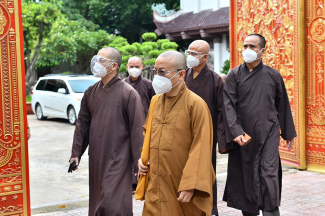 TP.HCM: Trung ương Giáo hội đến thăm các bếp ăn thiện nguyện hỗ trợ tuyến đầu chống dịch, nơi tặng thuốc, oxy miễn phí cho F0