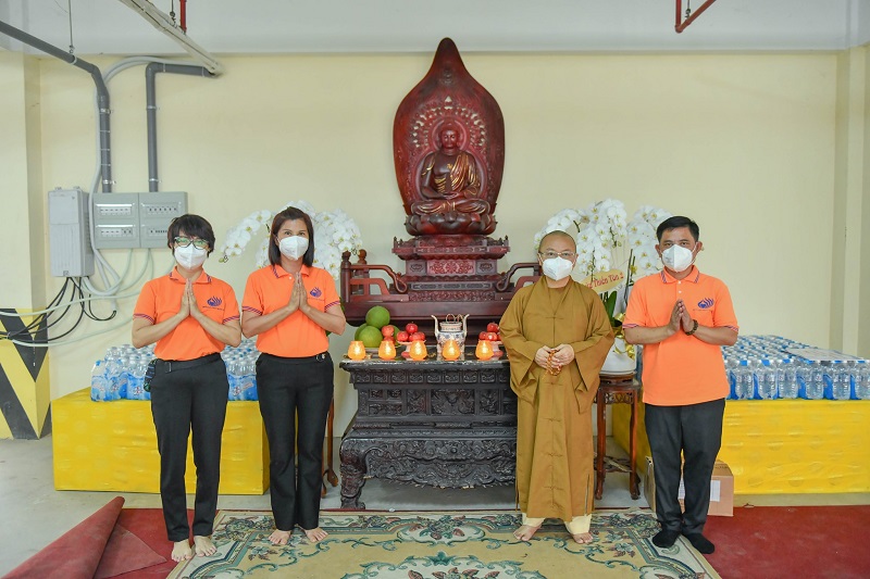Chùa Giác Ngộ trao tặng máy thở xâm lấn, máy oxy đến Bệnh viện dã chiến số 3 và Bệnh viện Nguyễn Tri Phương