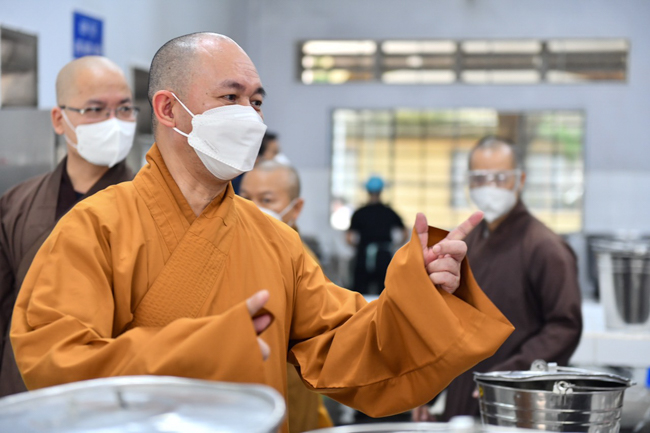 TP.HCM: Trung ương Giáo hội đến thăm các bếp ăn thiện nguyện hỗ trợ tuyến đầu chống dịch, nơi tặng thuốc, oxy miễn phí cho F0