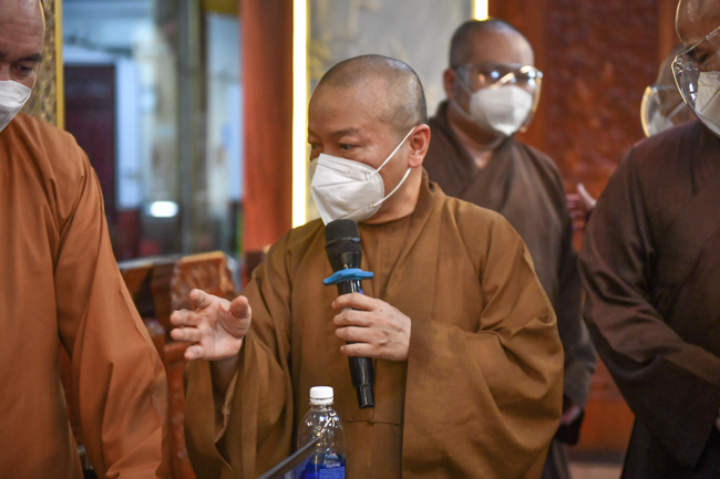 Phái đoàn Trung ương Giáo hội đã đến thăm chùa Giác Ngộ - nơi hiện đang hỗ trợ hơn ngàn phần thuốc và hàng trăm bình oxy mỗi ngày cho các F0