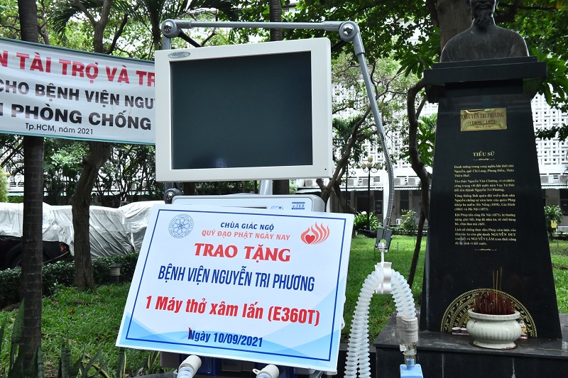Chùa Giác Ngộ trao tặng máy thở xâm lấn, máy oxy đến Bệnh viện dã chiến số 3 và Bệnh viện Nguyễn Tri Phương