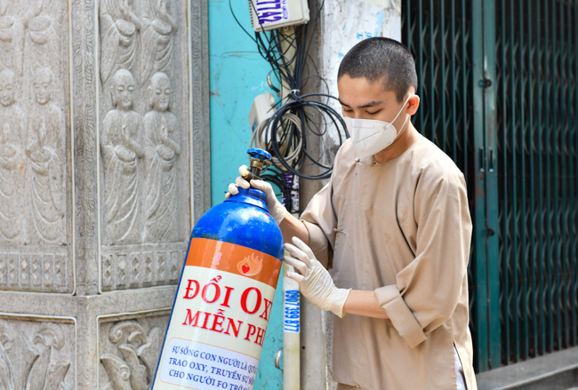 Hình ảnh nhà sư trong mùa COVID