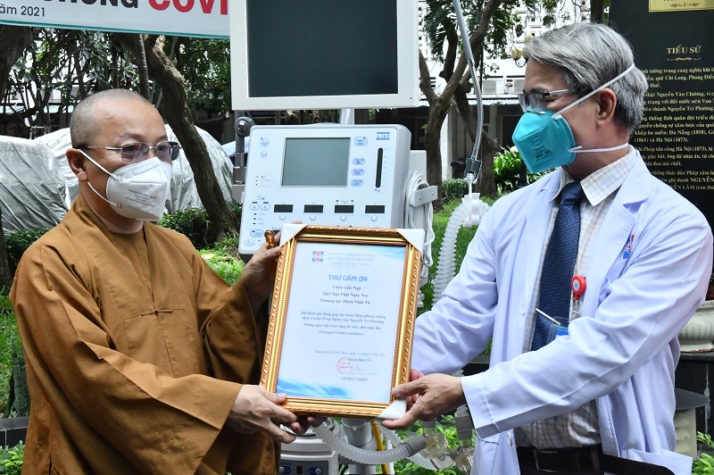 Chùa Giác Ngộ trao tặng máy thở xâm lấn, máy oxy đến Bệnh viện dã chiến số 3 và Bệnh viện Nguyễn Tri Phương